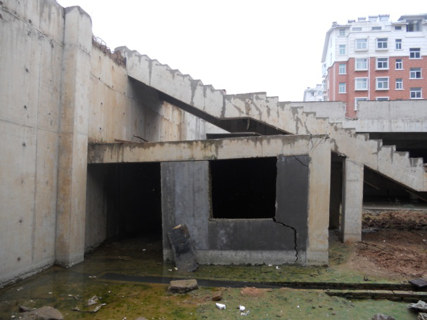 （2011年）平邑明德花園超市（地下），因地下水位變化導(dǎo)致框架梁、柱開裂
